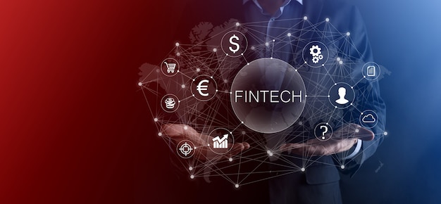 Biznesmen trzymać fintech-koncepcja technologii finansowej. płatności bankowości inwestycyjnej biznesu. inwestowanie w kryptowaluty i pieniądze cyfrowe. koncepcja biznesowa na wirtualnym ekranie.