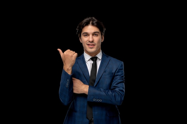 Biznesmen uroczy charyzmatyczny mężczyzna w ciemnoniebieskim stroju z krawatem dotykającym rękawów