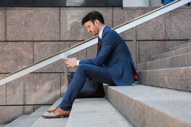 Biznesmen Używa Smartphone Na Krokach