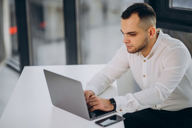 Biznesmen używający laptopa w biurze