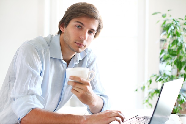 biznesmen w domu za pomocą laptopa