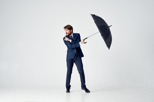 Biznesmen w garniturze kierownik biura pracy parasol w ręku