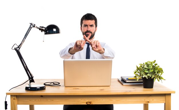 Biznesmen w swoim biurze nie robi gestu