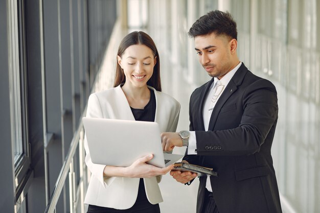 Biznesmen z jego partnerem pracuje w biurze