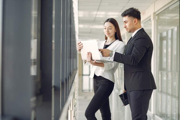 Biznesmen z jego partnerem pracuje w biurze