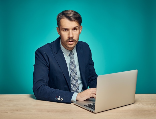 Biznesmen Za Pomocą Laptopa W Biurze