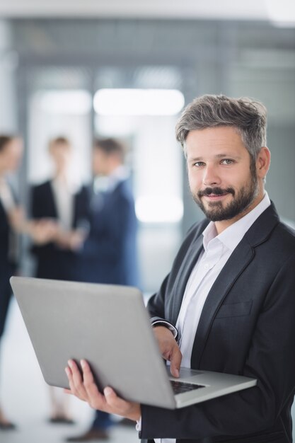 Biznesmen za pomocą laptopa