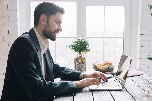 Bezpłatne zdjęcie biznesmen za pomocą laptopa