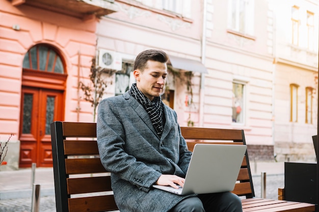 Biznesmen Za Pomocą Laptopa