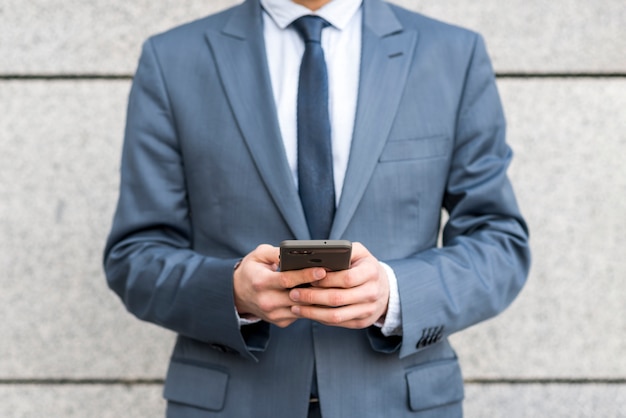 Biznesmen za pomocą smartphone