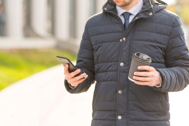 Biznesmen za pomocą smartphone