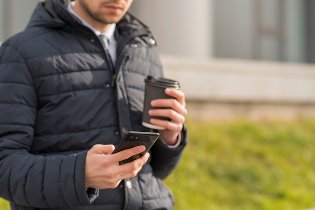 Biznesmen za pomocą smartphone