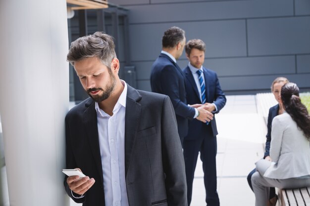 Biznesmen Za Pomocą Telefonu Komórkowego