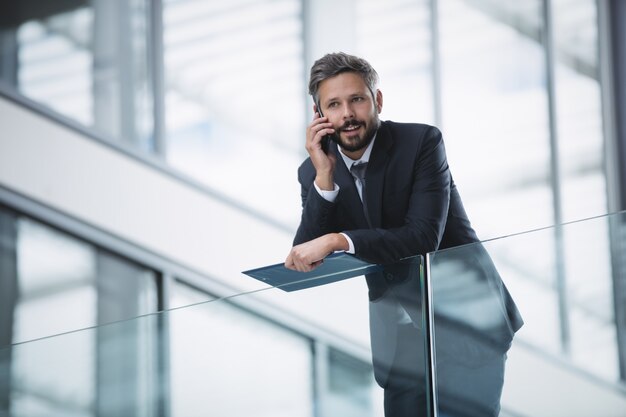 Biznesmen za pomocą telefonu komórkowego