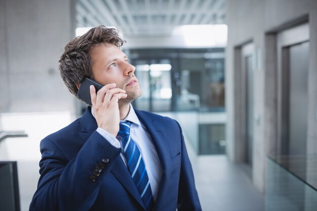 Biznesmen za pomocą telefonu komórkowego