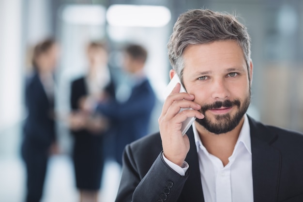 Biznesmen za pomocą telefonu komórkowego