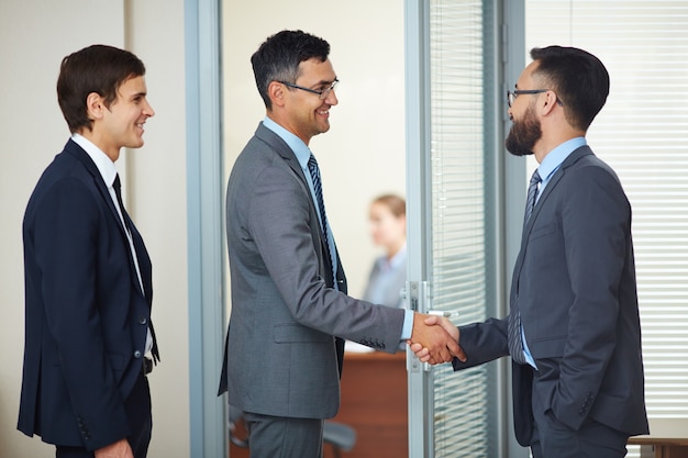 Biznesmeni zamknięcia transakcji z handshake