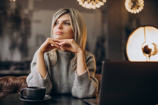 Biznesowa Kobieta Pracuje Na Komputerze W Kawiarni