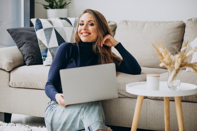 Biznesowa kobieta pracuje na laptopie w domu