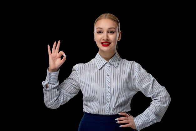 Biznesowa kobieta śliczna blondynka pokazując ok znak gest z czerwoną szminką w stroju biurowym