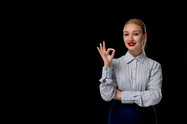 Biznesowa kobieta szczęśliwa uśmiechnięta dziewczyna pokazuje ok znak gest z czerwoną szminką w kostiumie biurowym
