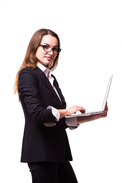 Biznesowa kobieta trzyma laptopa. Na białym tle portret