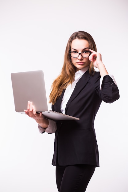 Biznesowa kobieta trzyma laptopa. Na białym tle portret