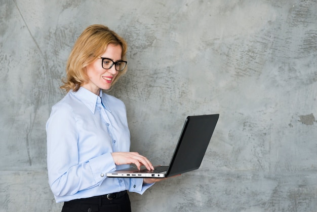 Biznesowa kobieta używa laptop