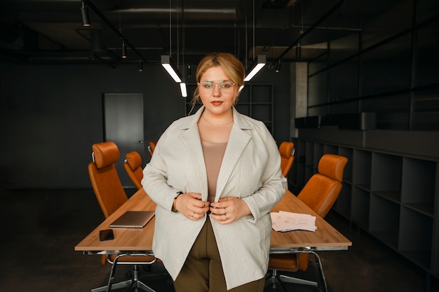 Biznesowa kobieta w dużych rozmiarach pracująca w profesjonalnym biurze