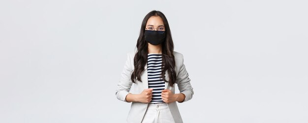Biznesowe finanse i zatrudnienie covid19 zapobieganie wirusowi i koncepcji dystansu społecznego Profesjonalna wesoła bizneswoman nosząca maskę ochronną podczas spotkania w biurze, aby zapobiec rozprzestrzenianiu się choroby
