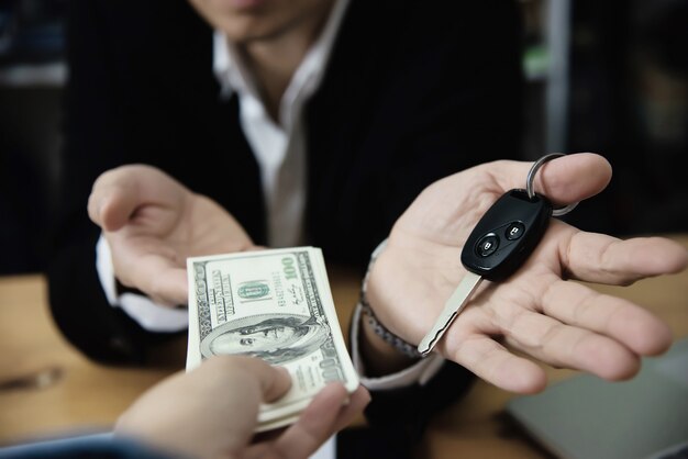 Biznesowego mężczyzna przedstawienia pieniądze banknot robi pieniężnemu planowi zaprasza ludzi sprzedawać lub kupować dom i samochód - monetarnych własności pożyczki kredyta ubezpieczenia pojęcie