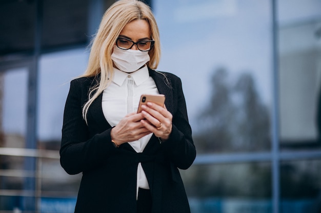 Biznesowej kobiety portret opowiada na telefonie