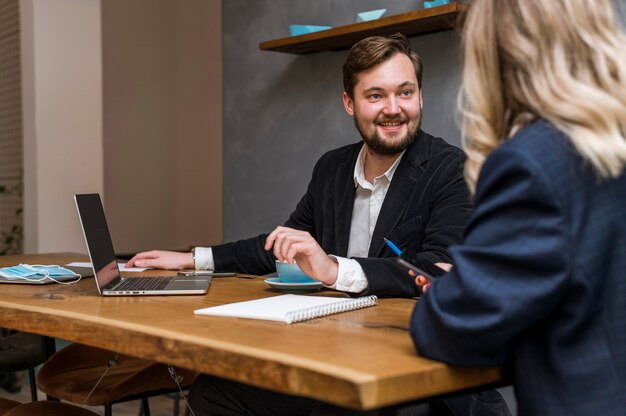 Biznesowy mężczyzna i kobieta rozmawiają o projekcie pracy