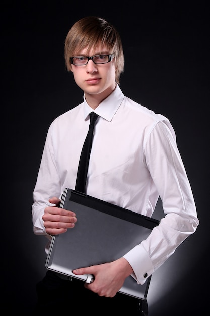 Bezpłatne zdjęcie biznesowy mężczyzna młody i atrakcyjny