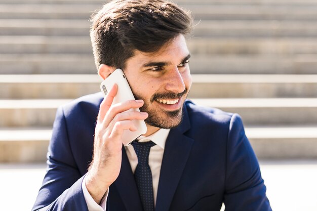 Biznesowy mężczyzna na telefonie komórkowym