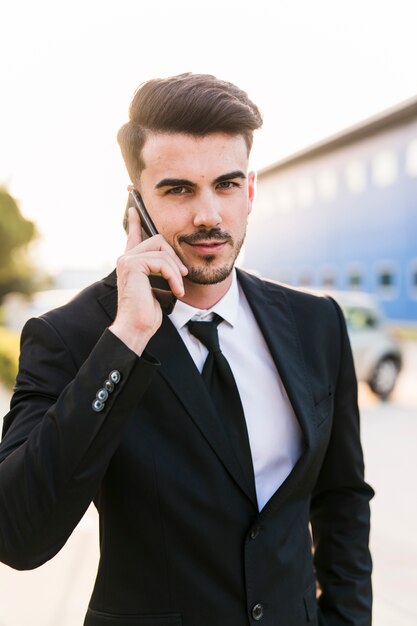 Biznesowy mężczyzna na telefonie