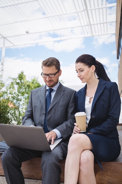 Bizneswoman I Kolega Za Pomocą Laptopa