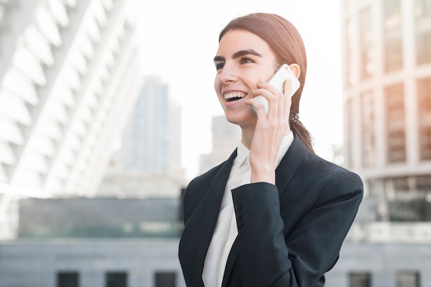 Bizneswoman robi rozmowie telefonicza