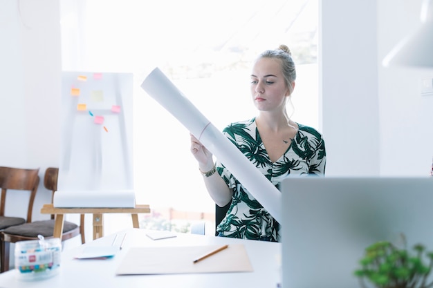 Bizneswoman Stawia Gumowy Zespół Na Tocznej Mapie W Biurze