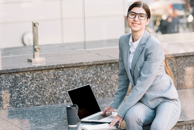 Bizneswoman Używa Laptop Outdoors