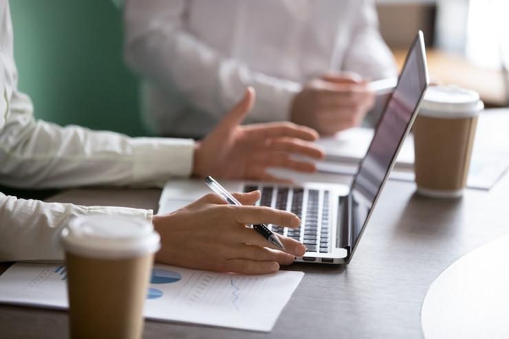 Bezpłatny plik Zdjęcie bizneswoman używa laptop przedstawia projekta raport przy biznesowym spotkaniem, zbliżenie