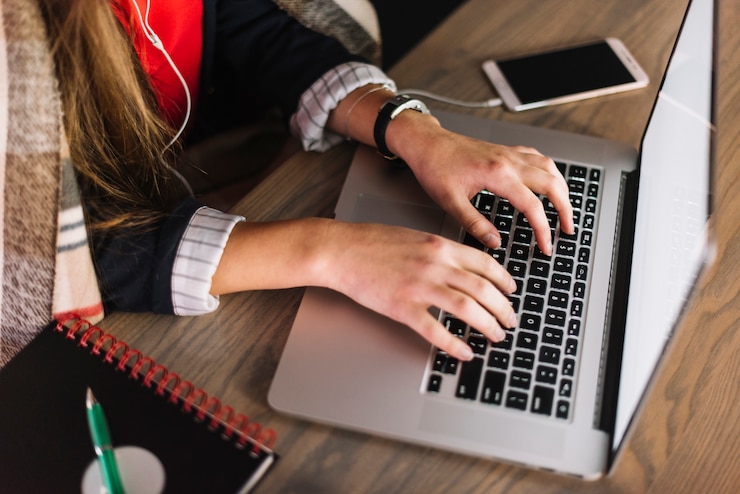 Bezpłatny plik Zdjęcie bizneswoman używa laptop w sklep z kawą