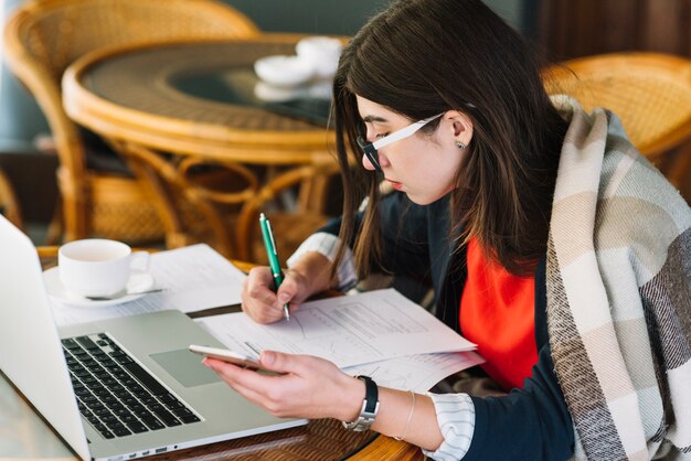 Bizneswoman używa laptop w sklep z kawą