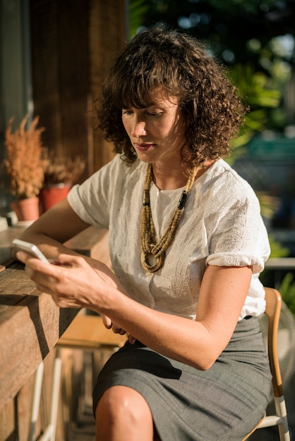 Bizneswoman Używa Telefon Komórkowego W Sklep Z Kawą