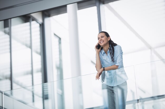 Bizneswoman używa telefon komórkowego