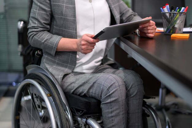 Bizneswoman w wózka inwalidzkiego środka widoku