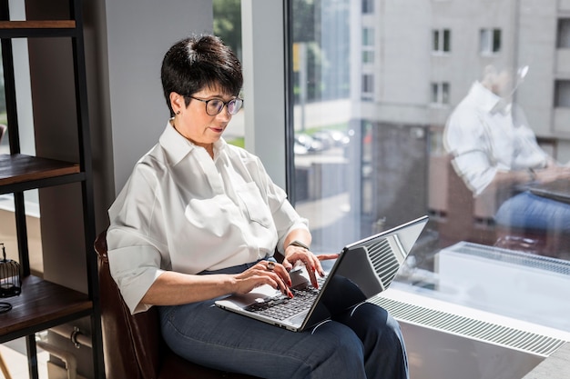 Bezpłatne zdjęcie bizneswoman wpisując na jej laptopie