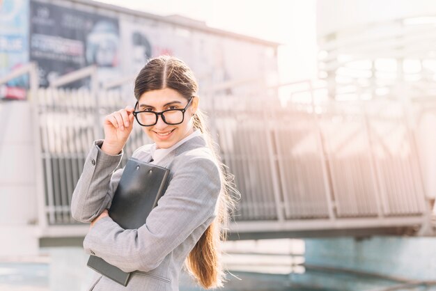 Bizneswoman z laptopem i smartphone w sklep z kawą