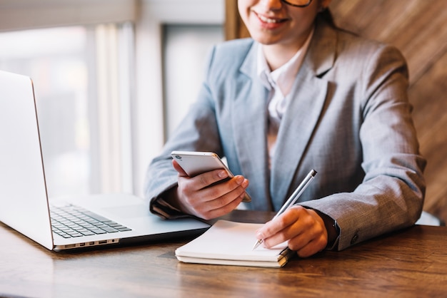 Bizneswoman z laptopem w sklep z kawą