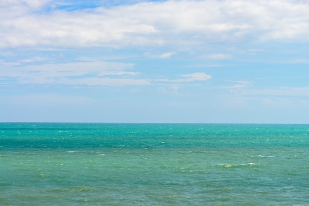 Błękitne morze z falami i jasne błękitne niebo. Piękne niebo i ocean. Morze latem strzału